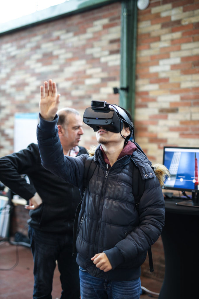 Photo d'un élève testant un casque VR pendant le village Let's GO de 2020