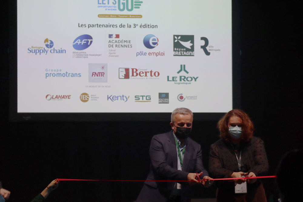 Valérie Dequen, déléguée générale de l'AFT et Serge Rambault, président de Bretagne Supply Chain coupent le ruban pour lancer officiellement la 3e édition de Let's GO