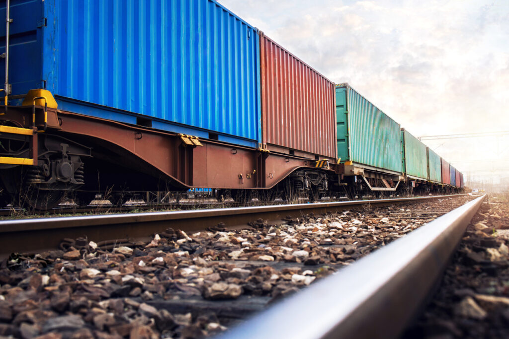 Photo de train de marchandises pour illustrer la multi modalité des transports. 